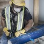 Handwerker sägt Zementrohr mit Bosch Expert Säbelsägeblatt. Robustes Säbelsägeblatt für Gusseisen.