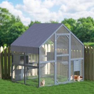 Graues Wiltec Katzenfreigehege aus Tannenholz mit Drahtgitter und Dach im Garten. Zwei Katzen nutzen die Ebenen.