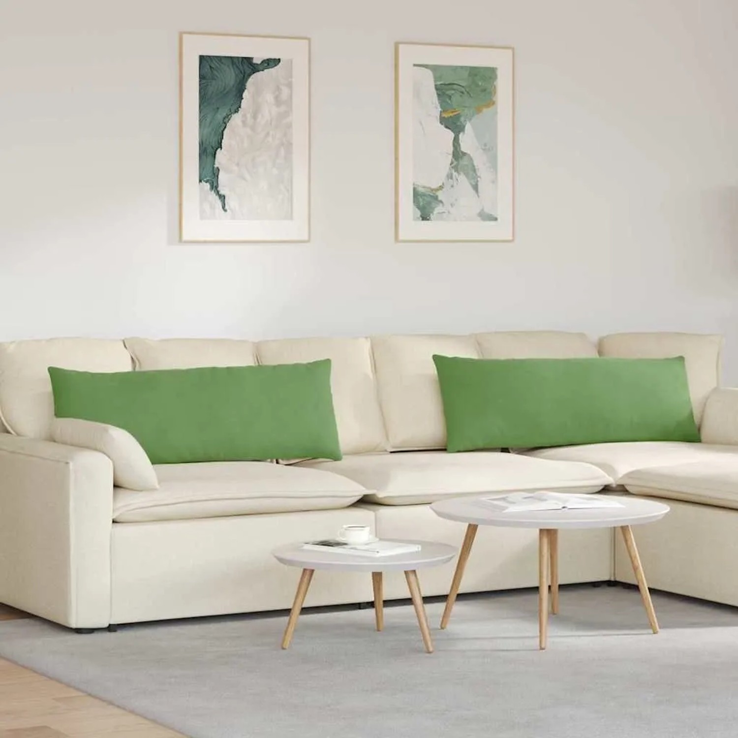 Zwei hellgrüne Sofakissen aus Cordstoff (120x40 cm) auf beigem Sofa. Modernes Kissen-Set für Wohnzimmer.