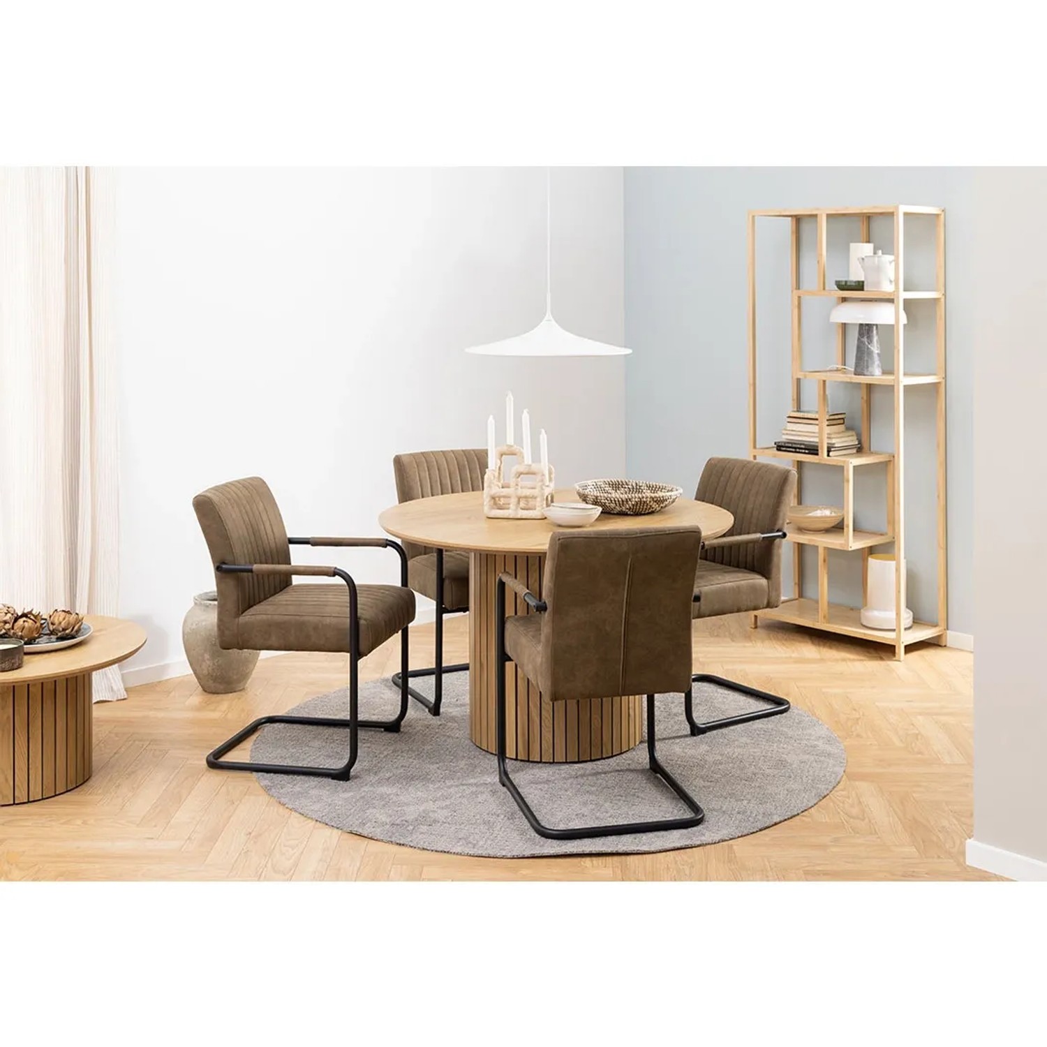 Runder ebuy24 Yale Esstisch Ø120cm in Eiche Dekor mit vier Stühlen im Esszimmer.