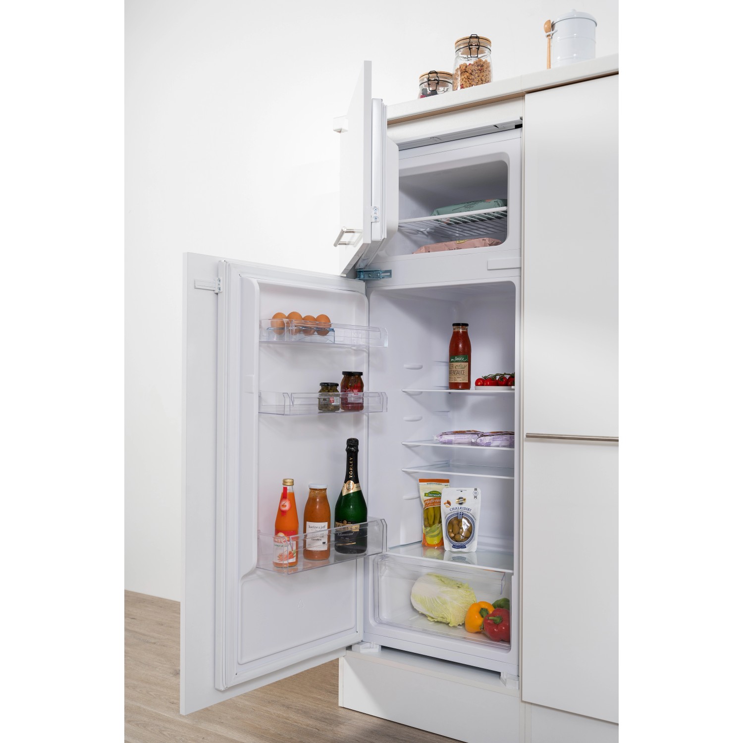 Geöffnete Kühl-Gefrierkombination als Teil der Respekta Premium Küchenzeile 300 cm Weiß Hochglanz.