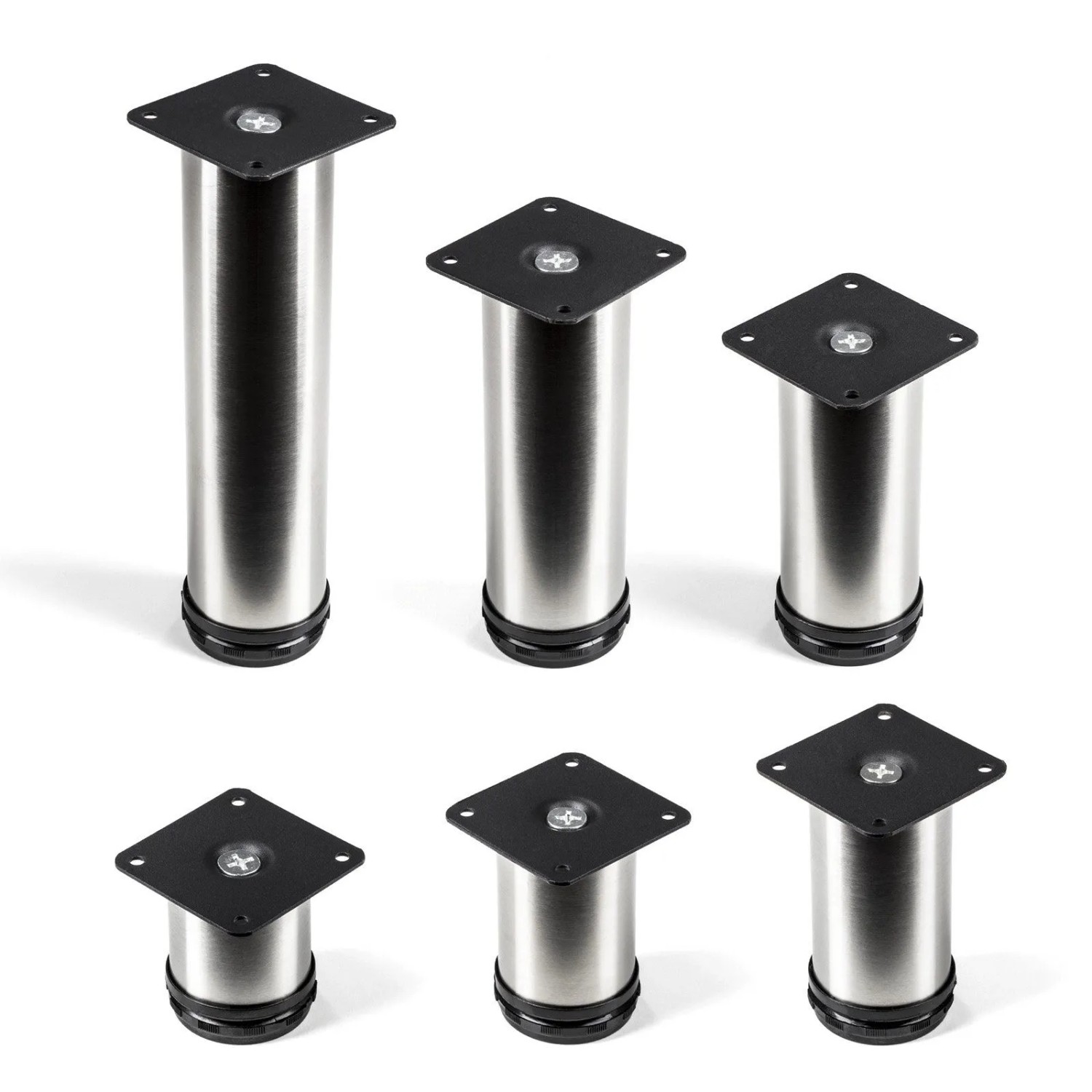 Sechs SOTECH Möbelfüße aus gebürstetem Edelstahl, Ø50 mm, mit schwarzen Montageplatten und Bodengleitern in verschiedenen Höhen.