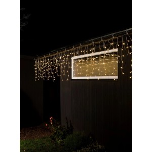 LED Eisregen Lichtervorhang mit 200 warmweißen LEDs am Hausdach bei Nacht. Außenbeleuchtung für festliche Stimmung.
