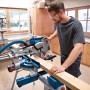 Bosch Professional GCM 305-254 Kapp- und Gehrungssäge im Einsatz beim Holzzuschnitt.