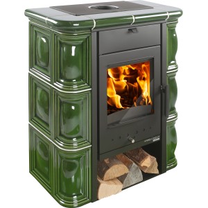 Haas+Sohn Kaminofen Tirol, grüne Keramik, 6 kW, mit Holzfach und brennendem Feuer.