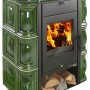 Haas+Sohn Kaminofen Tirol, grüne Keramik, 6 kW, mit Holzfach und brennendem Feuer.
