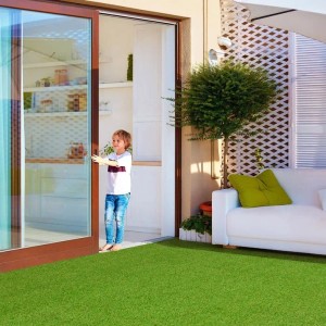 Kind betritt Terrasse mit Karat Kunstrasen Terraza 18mm, UV-beständig, 200x1000cm.