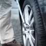 Anziehen einer Radmutter mit LUX Drehmomentschlüssel-Set Classic (40-210 Nm).