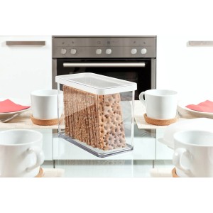 Rechteckige, transparente Rotho Vorratsdose Loft Premium (2,1 l) mit Knäckebrot auf einem Tisch.
