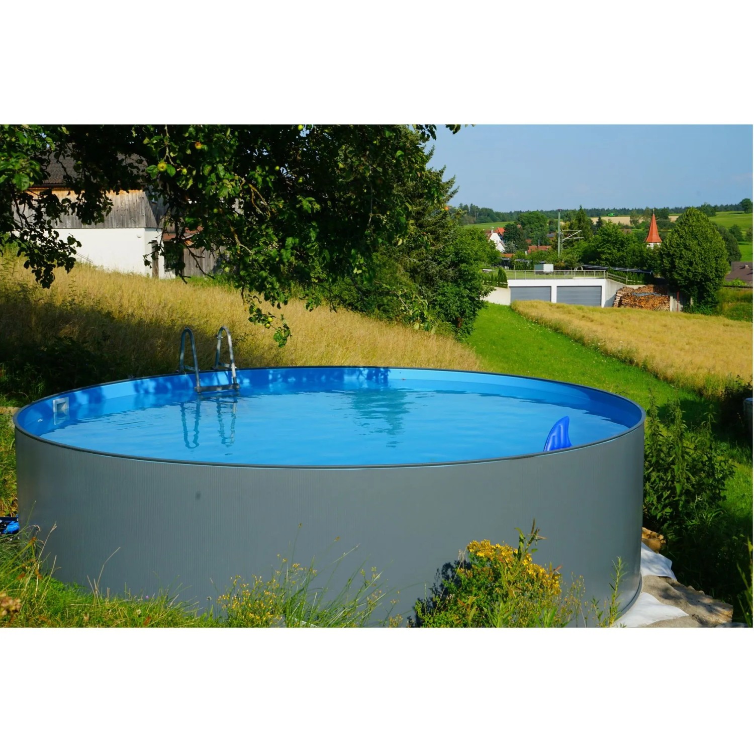 Runder Summer Fun Stahlwandpool, 300x120cm, anthrazit, mit blauer Folie und Leiter im Garten.