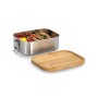 Silberne Zeller Lunchbox aus Edelstahl mit Bambusdeckel und Clipverschluss, gefüllt mit Essen.