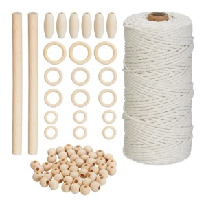 Makramee Set mit weißem Baumwollgarn, Holzstäben, Holzringen und Holzperlen zum Basteln und kreativen Gestalten.