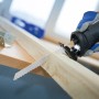 LUX Säbelsägeblatt im Einsatz: Grober Holzschnitt mit der Säge. 2er-Pack, 228 mm.