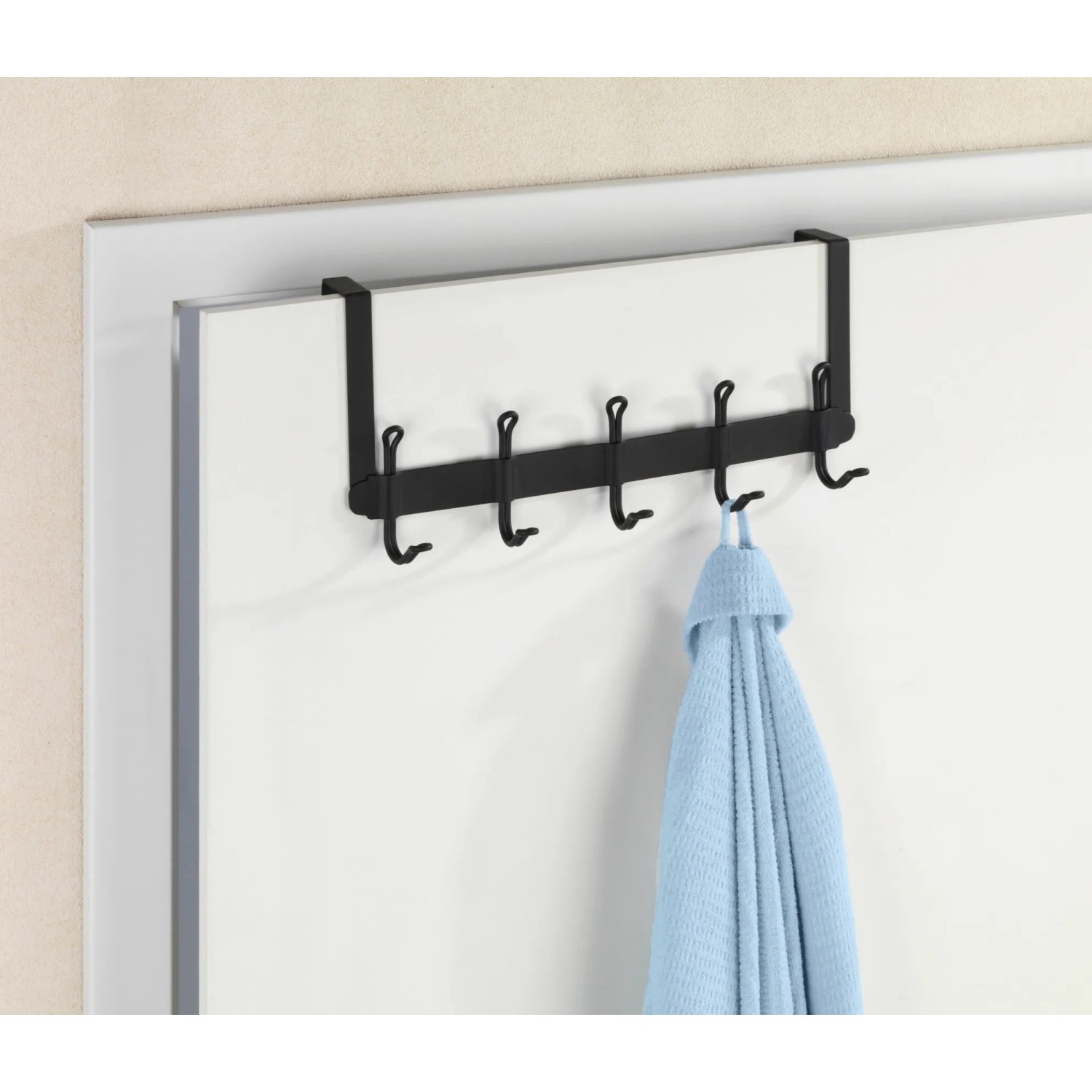 Schwarze Wenko Türgarderobe Nostalgie mit 5 Haken, an Tür eingehängt.