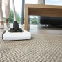 Kärcher Akku-Besen KB 5 in Anwendung auf Teppich, Reinigungsgerät für schnelle Sauberkeit.