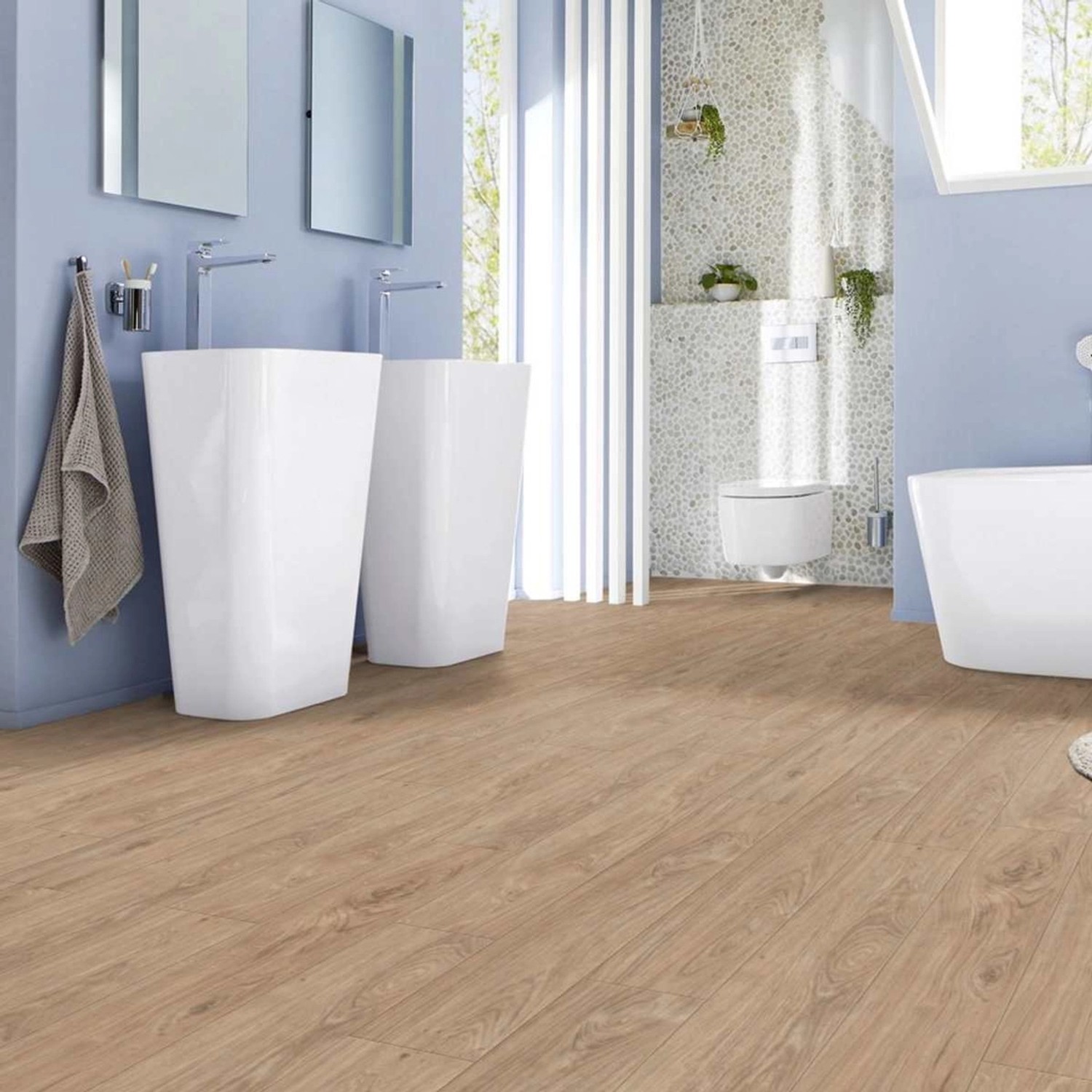 Badezimmer mit Project Floors Klebe-Vinylboden Home/30 PW 3110/30 in Eichenholzoptik.