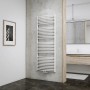 Anthrazit Schulte Design-Heizkörper Europa mit Mittenanschluss im Badezimmer.