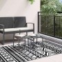Schwarzer vidaXL Outdoorteppich (120x180 cm) mit grafischem Muster auf Balkon.