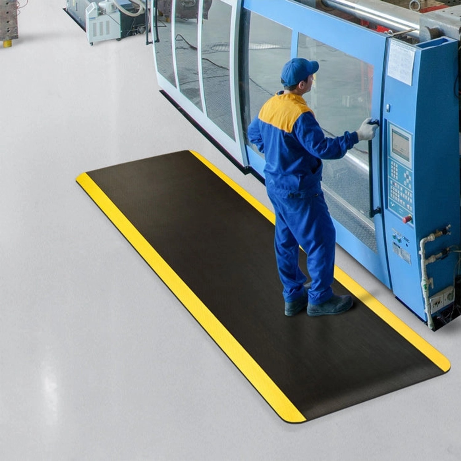 Schwarze KARAT Anti-Ermüdungsmatte mit gelbem Rand, 90x1100cm, für Steharbeitsplätze.