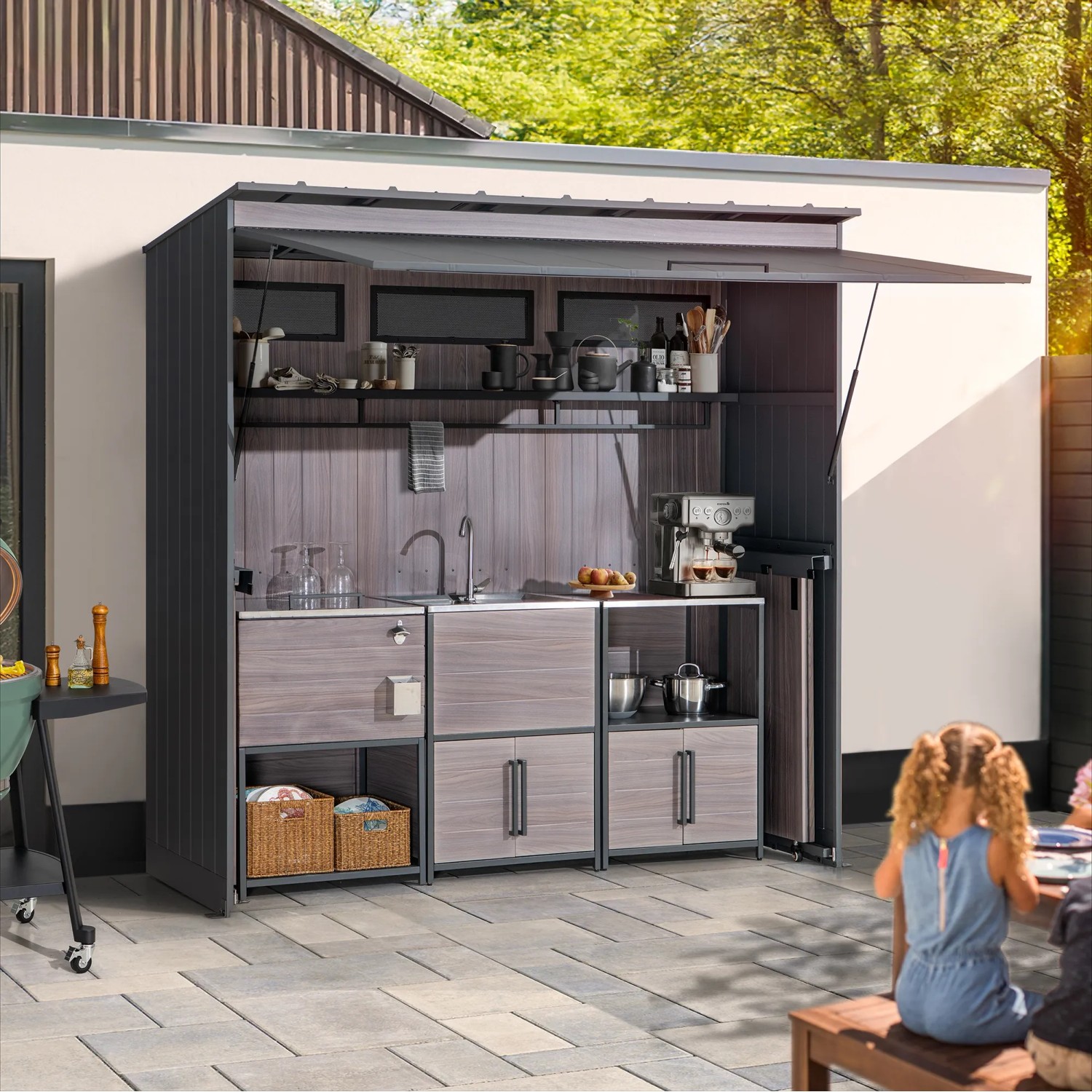 Sunjoy Gartenhaus Mambo für Outdoor Küche, 94x220cm, Anthrazit. Terrassenüberdachung mit Regalen und Spüle.