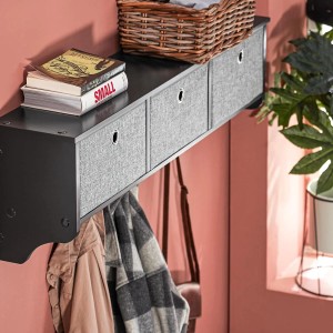 Schwarze Wandgarderobe mit 3 Körben und 5 Haken. Holzgarderobe für Flur, Bad oder Küche.
