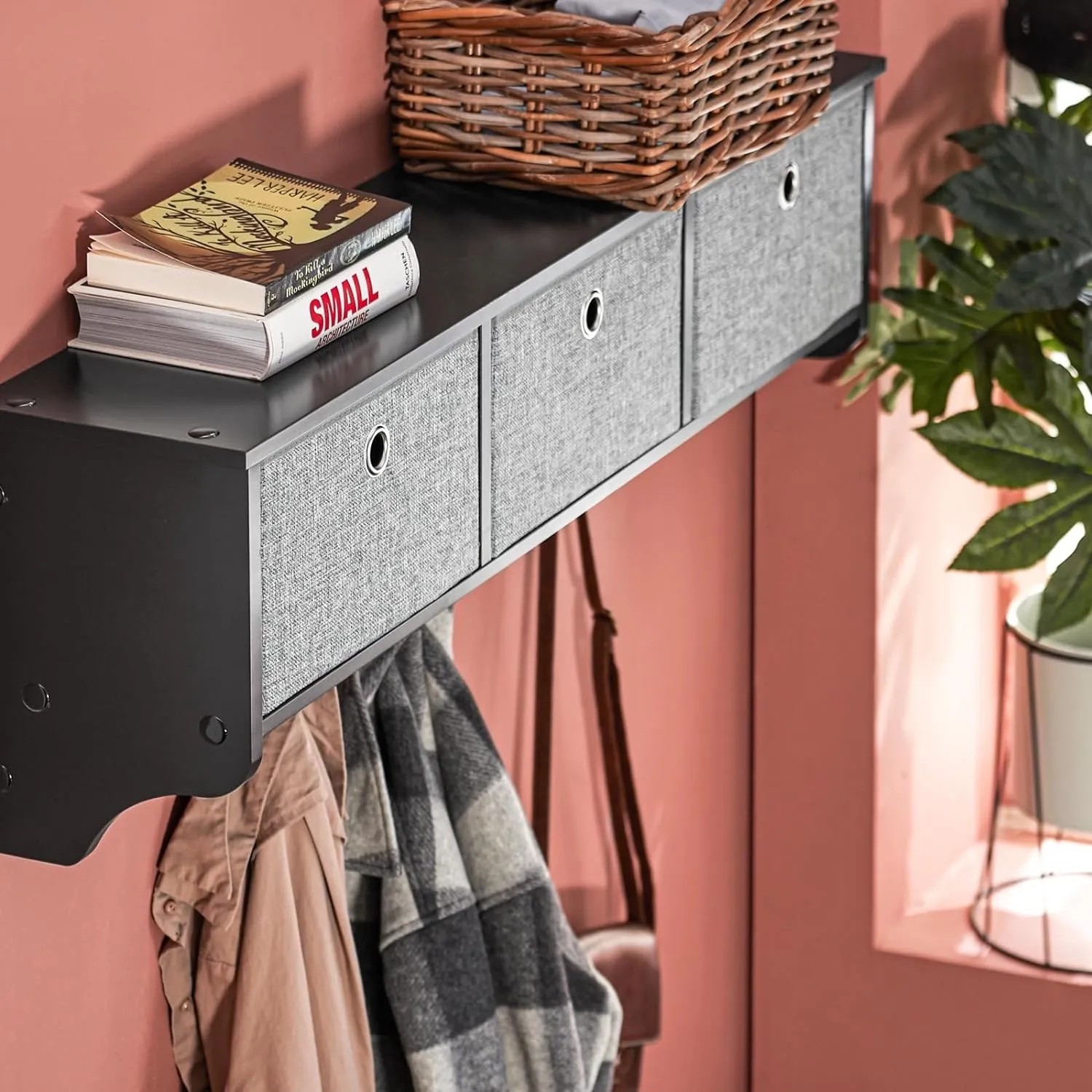 Schwarze Wandgarderobe mit 3 Körben und 5 Haken. Holzgarderobe für Flur, Bad oder Küche.