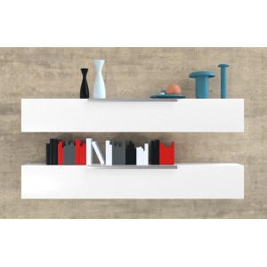 Zwei weiße Wandregale mit Deko-Objekten und Büchern vor einer Betonwand.