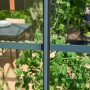 Detailaufnahme Juliana Gewächshaus Premium 8 Anthrazit mit Pflanzen und Zubehör.