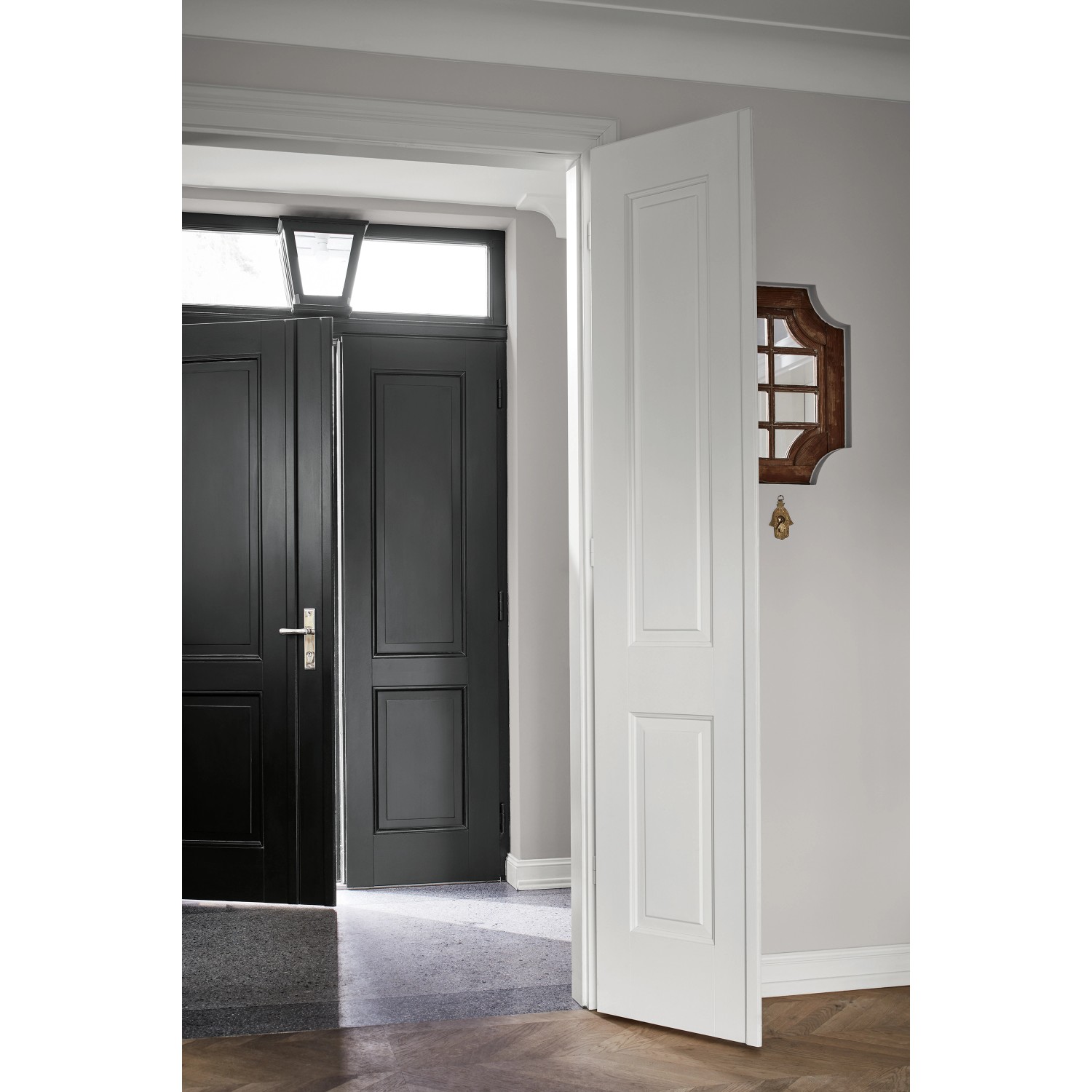 Detailaufnahme: Alpina Feine Farben Lack, klassisches Matt-Schwarz, auf Türen im Innenraum.