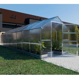 Großes Klasika Gewächshaus Bernard mit Polycarbonatplatten und geöffneter Tür im Garten.