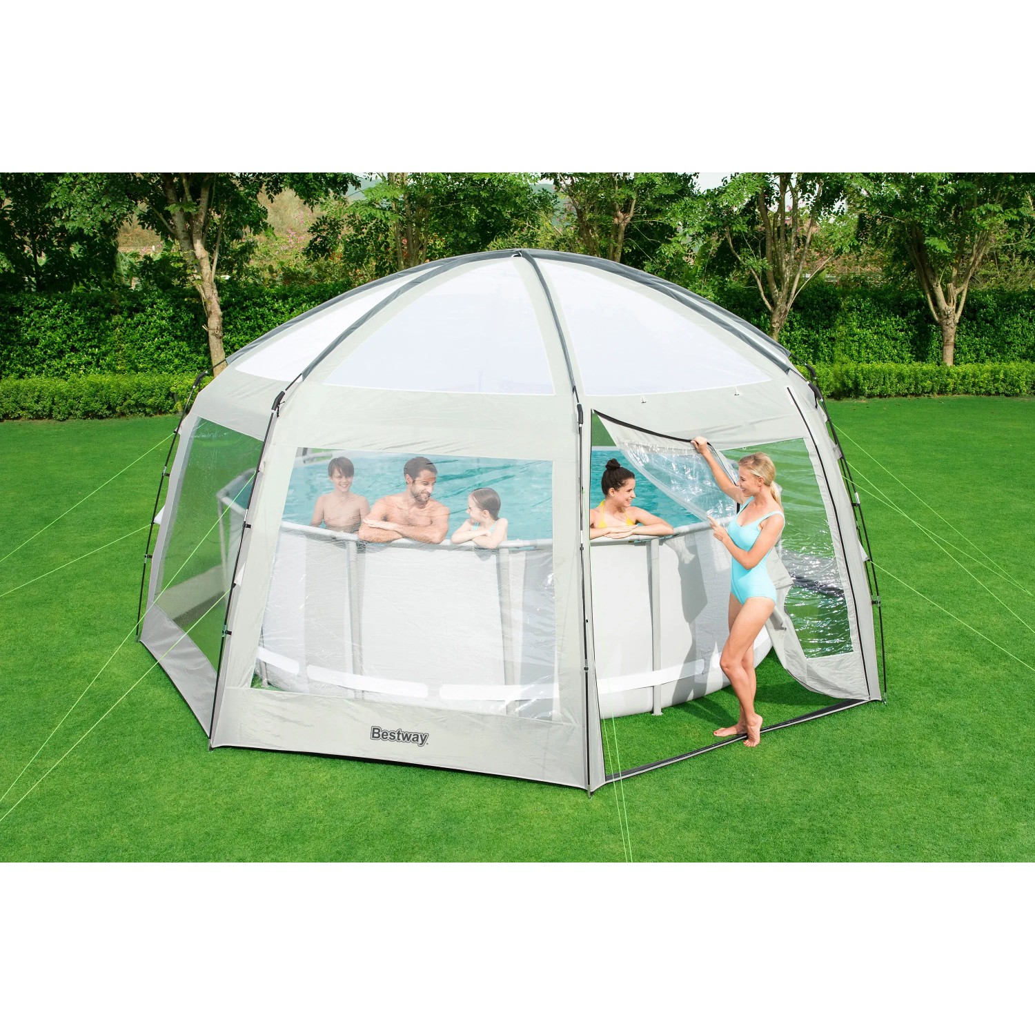 Bestway Pavilion für runde Pools bis 488 cm, Poolüberdachung mit transparenten Fenstern und Personen im Pool.