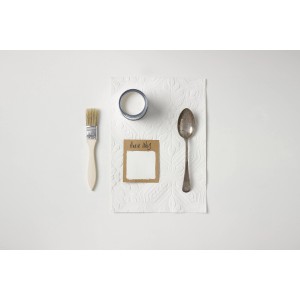 Rust-Oleum Kreidefarbe Küchenmöbellack Antik Weiß matt, mit Pinsel, Löffel und Farbmuster.