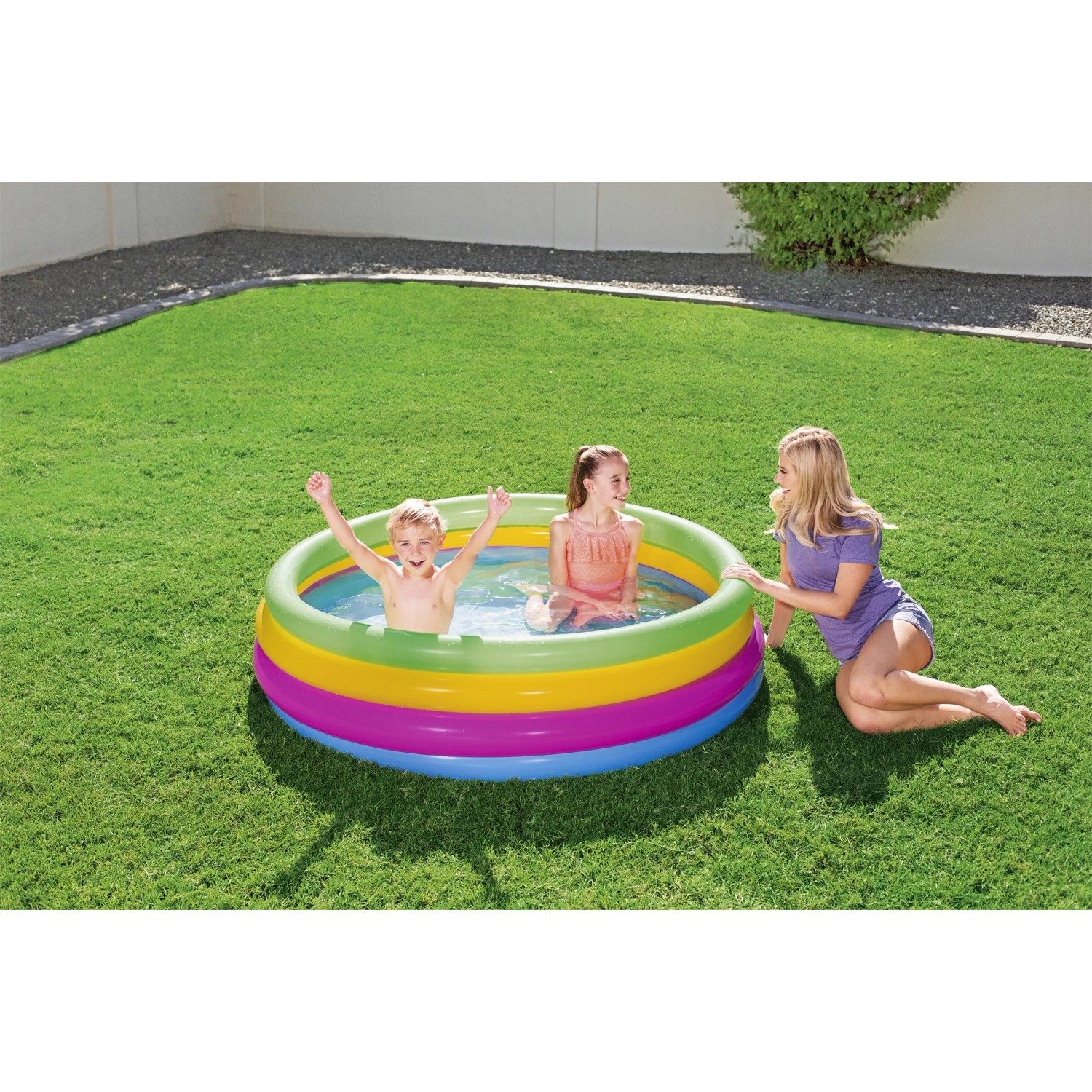 Bestway Planschbecken Swim Squad mit Kindern im Garten, bunt, Ø 157 cm.