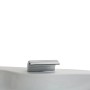 Detailaufnahme: Verchromte Armatur auf weißer Basera® Nendo Eck-Whirlpool Badewanne.