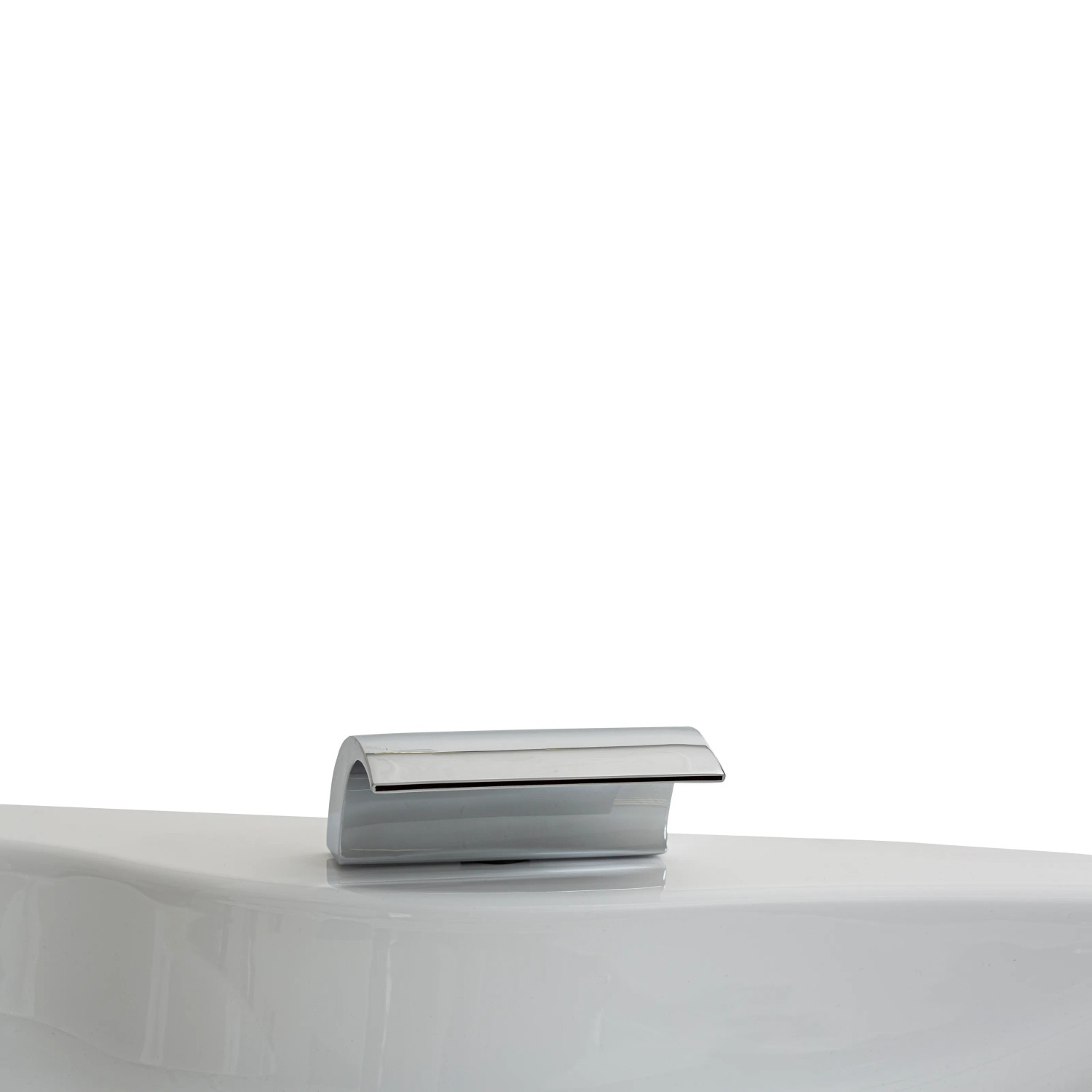 Detailaufnahme: Verchromte Armatur auf weißer Basera® Nendo Eck-Whirlpool Badewanne.