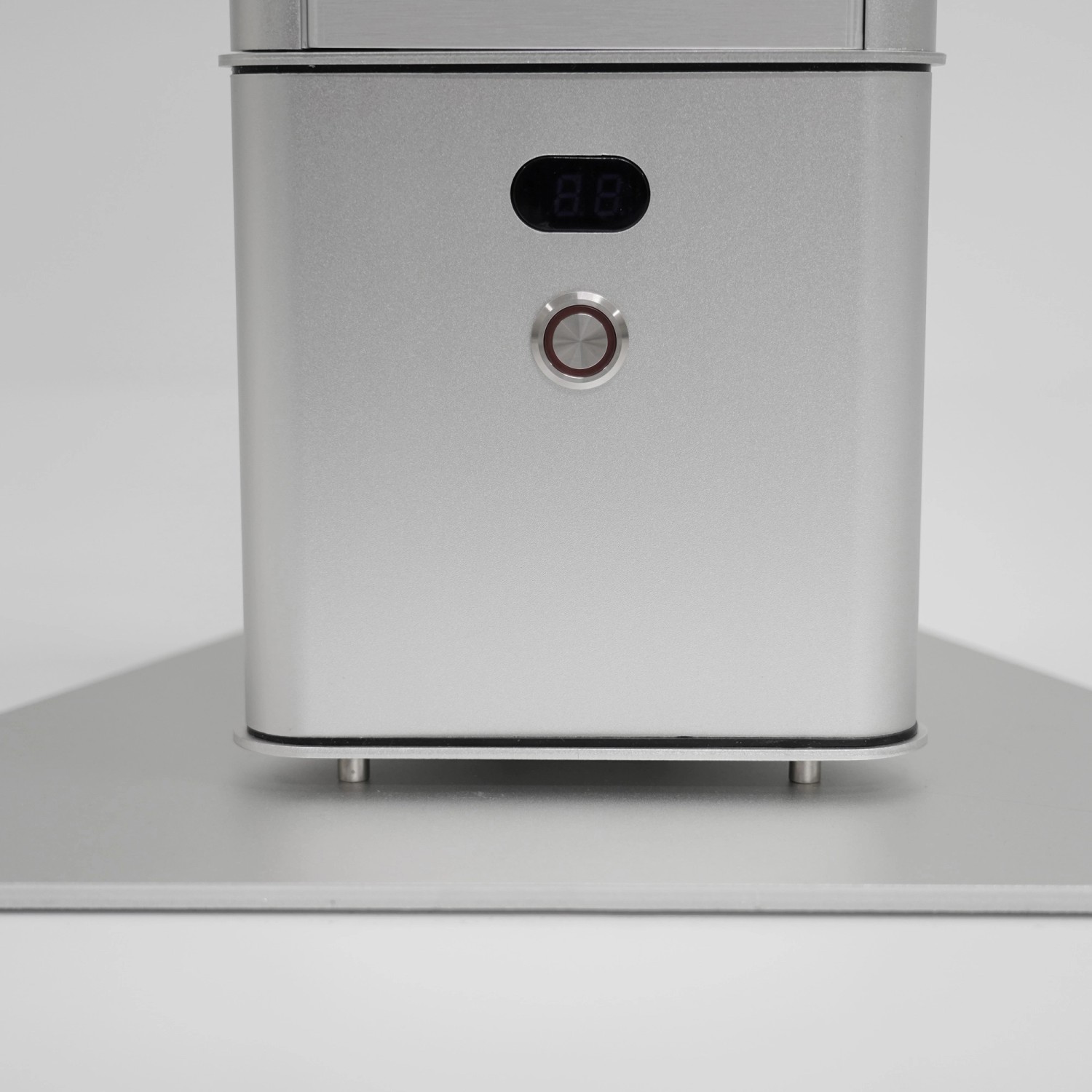 Detailaufnahme: Silberner Vasner HeatTower Infrarot-Heizstrahler mit Display und Knopf.