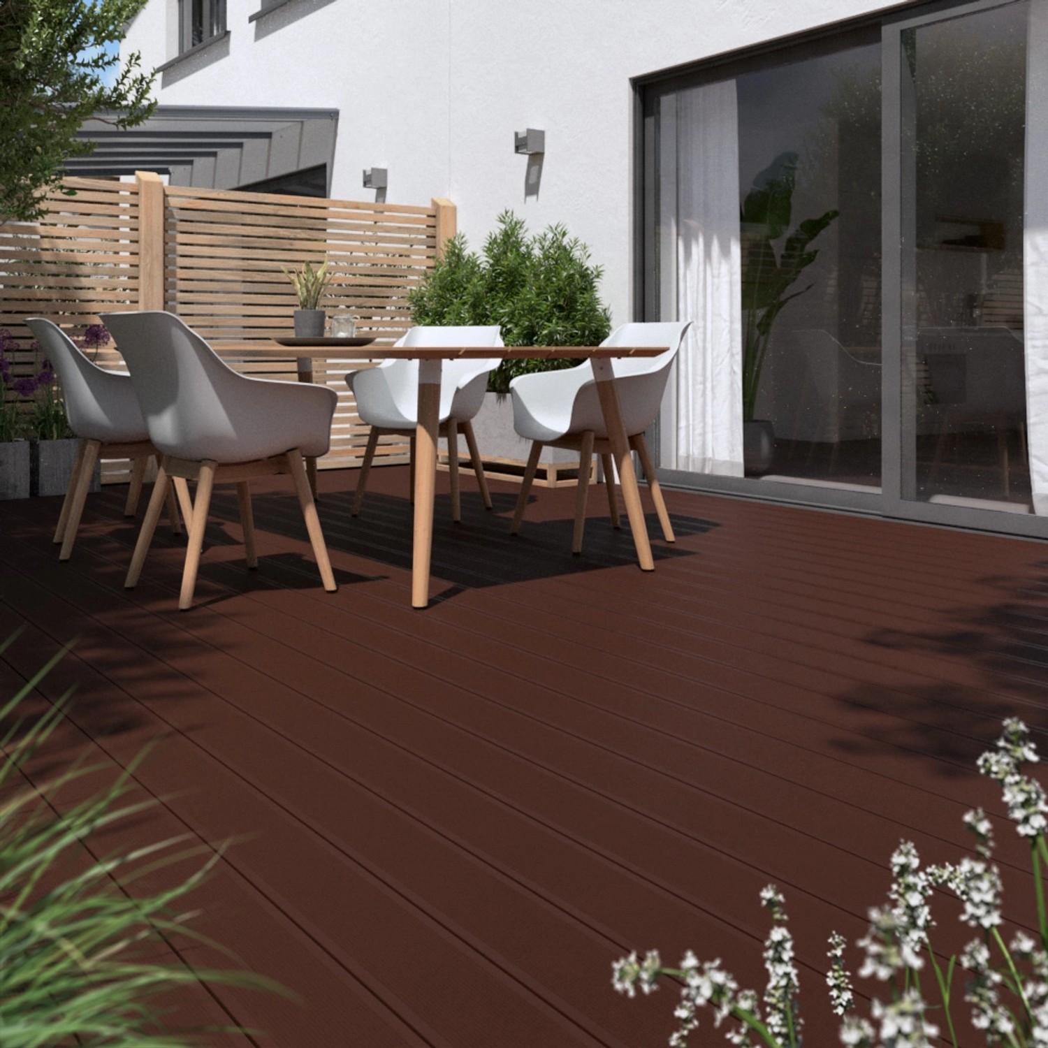 Terrasse mit braunen Kovalex WPC Terrassendielen und Gartenmöbeln.