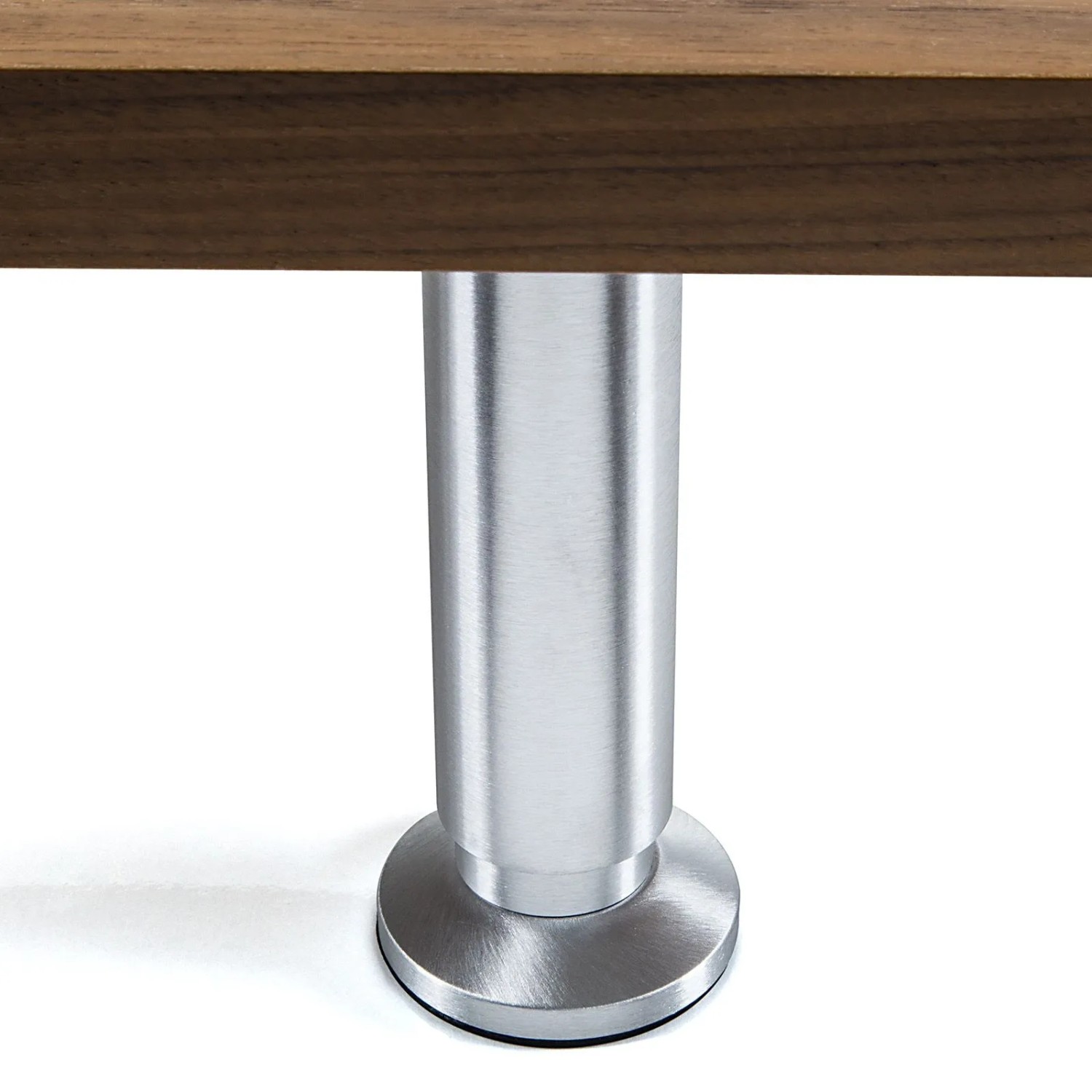 SOTECH Möbelfuß ALPHA aus gebürstetem Aluminium, 50 mm, mit Bodengleiter unter Holzmöbel.