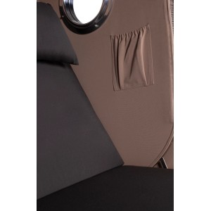 Detailansicht Strandkorb Rantum Teak Grey: Bullauge, Tasche, Polsterung.