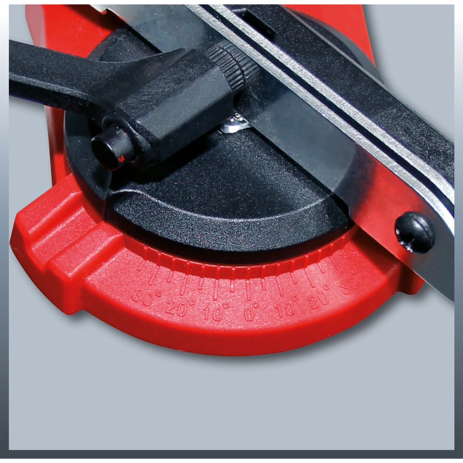 Detailaufnahme: Einhell GC-CS 85 E Sägekettenschärfgerät mit roter Winkelskala.