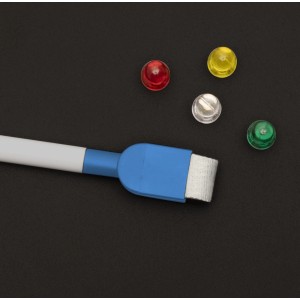 Venilia Tafelfolie Ferro Set mit Kreidestift, Schwamm und Magneten auf schwarzem Hintergrund.