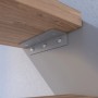 Detailaufnahme: Buchenholz-Stufe der Treppe Kos mit grauer Metallhalterung.