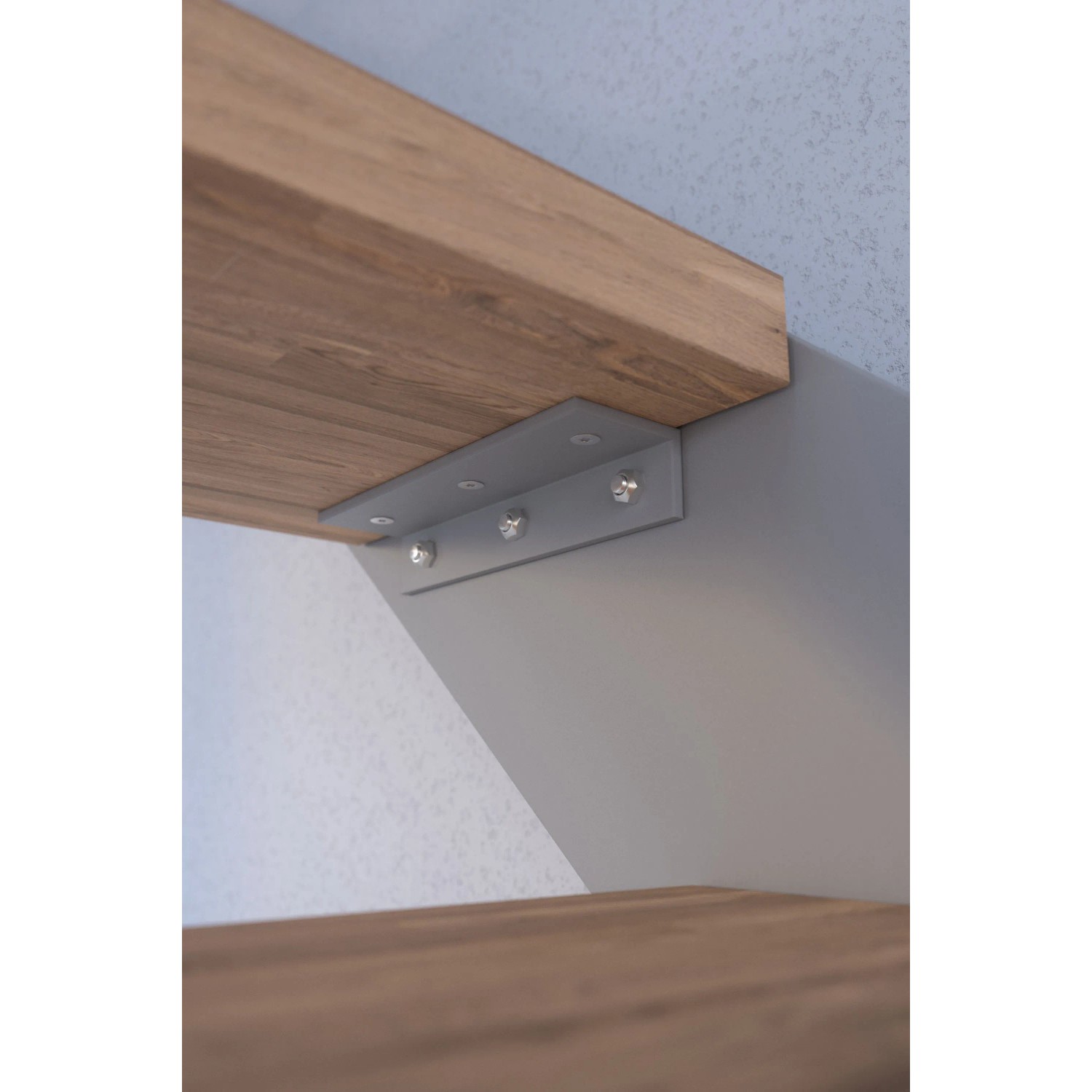 Detailaufnahme: Buchenholz-Stufe der Treppe Kos mit grauer Metallhalterung.