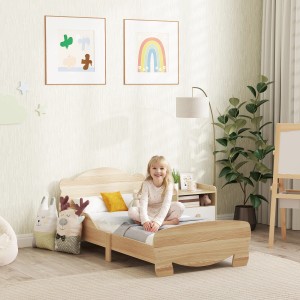 AIYAPLAY Kinderbett Hausbett aus Holz mit Rausfallschutz und Kind.