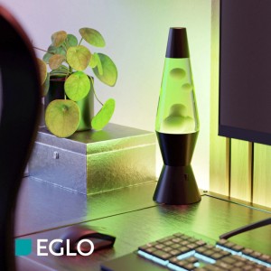 Schlanke Eglo LED-Lavatischleuchte in Schwarz mit grünem Lava-Effekt und weißem Wachs auf Schreibtisch.