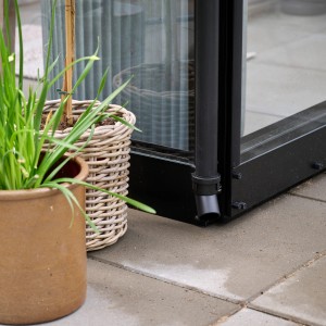 Detailaufnahme Fundamentrahmen für Halls Gewächshaus Qube Square, Stahl verzinkt.