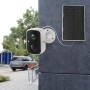 Technaxx Outdoor-Kamera TX-244 Solar mit Solarpanel an grauer Wand. Überwachungskamera für Aussen.
