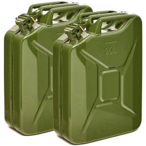 Zwei olivgrüne 20L BW Kraftstoffkanister aus Metall, ideal als Reservekanister für Benzin, Diesel und E10.