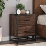Nachttisch in Braun Eichen-Optik mit 2 Schubladen, schwarzem Stahlrahmen. Aus Holzwerkstoff, ideal fürs Schlafzimmer.