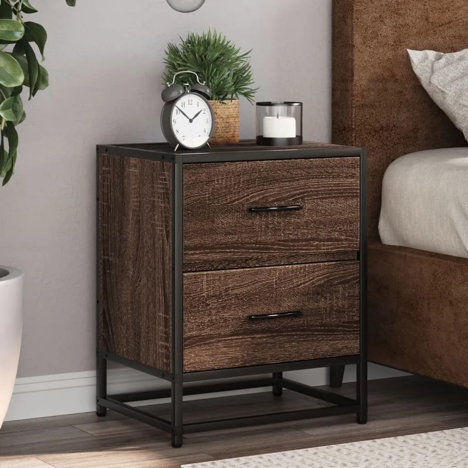 Nachttisch in Braun Eichen-Optik mit 2 Schubladen, schwarzem Stahlrahmen. Aus Holzwerkstoff, ideal fürs Schlafzimmer.